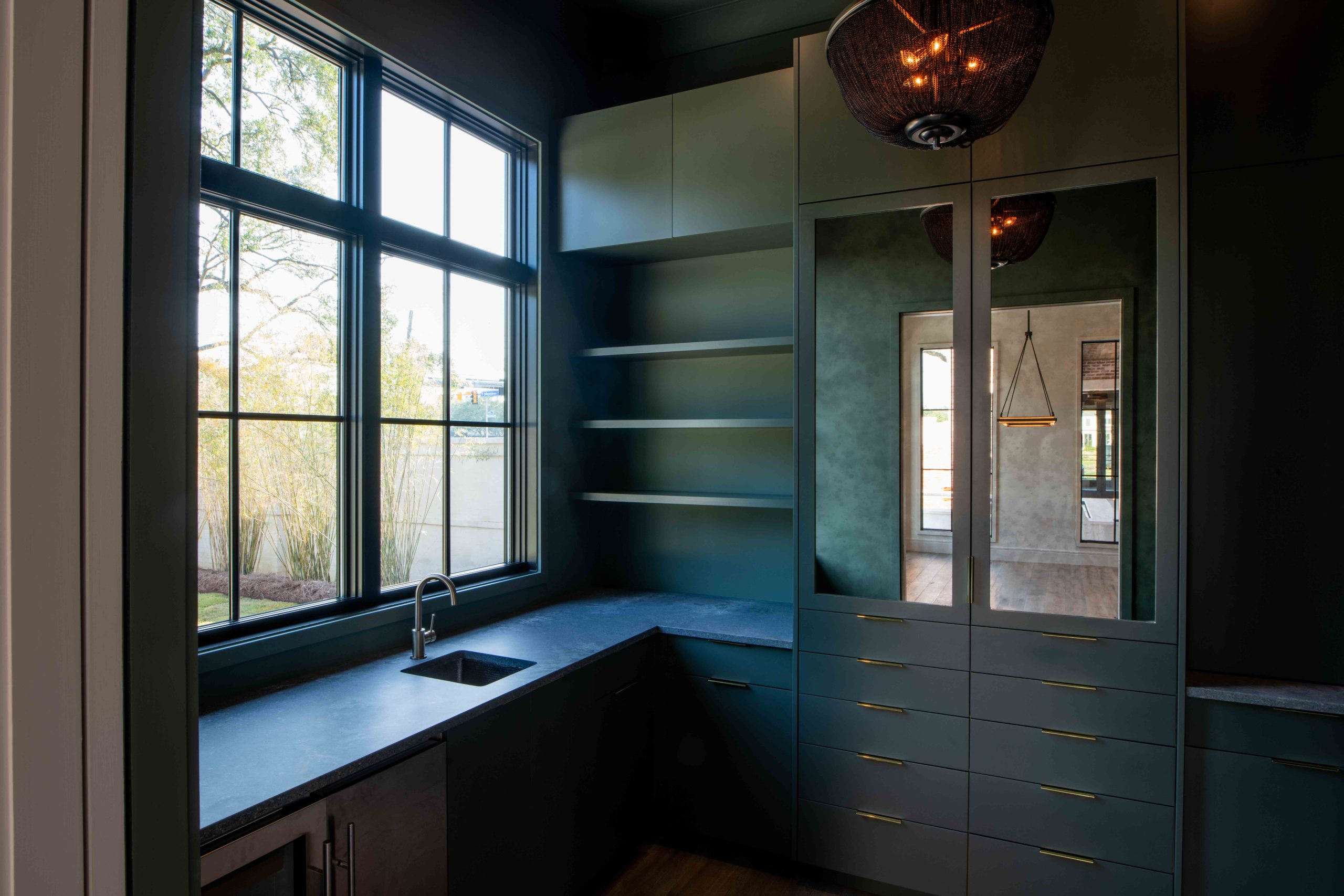 The difference between materials: solid surface vs quartz